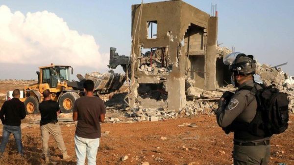 Israeli machinery demolish a Palestinian house on Nov. 2, 2020. (AFP file photo)