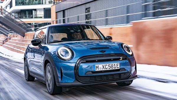 Edition vehicle for the launch of the new edition of the purely electrically powered MINI with modified exterior including Multitone Roof, specific design features, stylishly refined interior and high-quality equipment. New driver assistance systems, comfort and connected packages available as options. Market launch from March 2021. New and Exclusive Features for Electric Driving Pleasure: The Mini Electric Collection for the Mini Cooper SE.