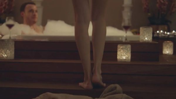 Sex in Bathtub! Hande Erçel and Kerem Bürsin Go Intimate in the HOTTEST Scene of Sen Çal Kapımı (Video)