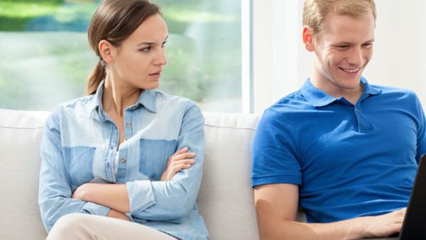 كوني متفهّمة لأعبائه ولا تكثري التذمّر، بل اخلقي له جوّاً في المنزل ينسيه متاعبه