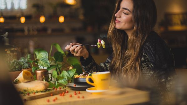 طبيب البوابة: 5 أطعمة لا تسبب زيادة الوزن