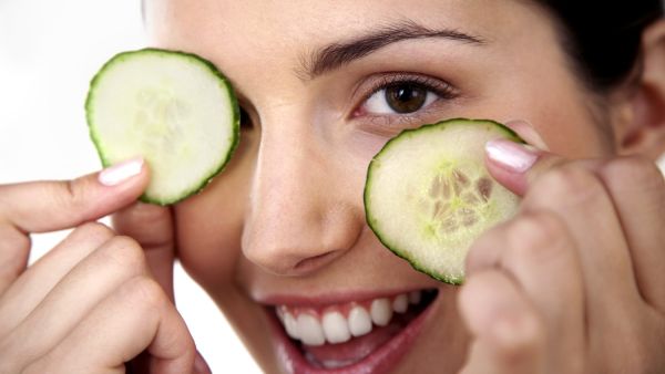 مكن أن يخلصنا الخيار من الالتهابات الموجودة علي البشرة ويخلصنا أيضا من التورم
