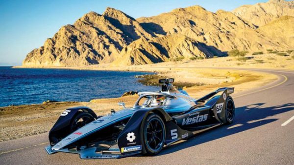 ساحل نيوم الجميل يبدو واضحاً خلال تحضيرات الفريق لـ«فورمولا إي» الدرعية (الشرق الأوسط)