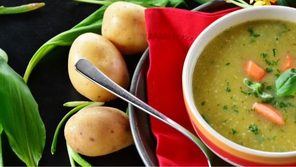 شوربة البطاطا والجزر مع السلق