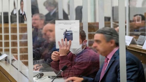 مشاركة الغريب في اعتقال وحبس ما لا يقل عن 30 متظاهرا في دوما