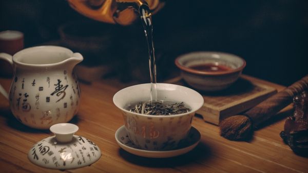 طبيب البوابة: مخاطر شرب الشاي الأخضر على معدة فارغة