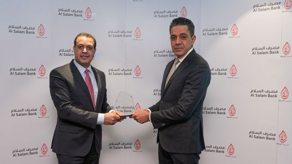 Vice Chairman of Wholesale Payments & Senior Country Officer at J.P. Morgan, Mr. Ali Moosa. Al Salam Bank Bahrain Group Chief Executive Officer, Rafik Nayed. Al Salam Bank Receives J.p. Morgan Quality Recognition Award 2020
