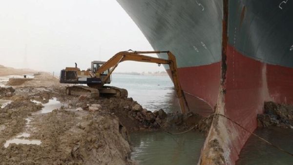 مصادر تتحدث عن تقدم جهود تعويم السفينة الجانحة في قناة السويس