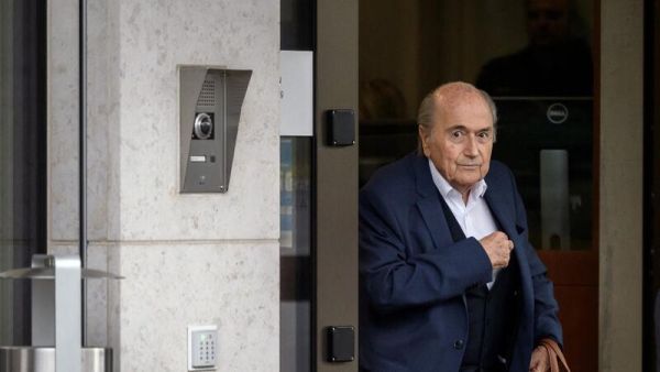 اتهام بلاتر وفالكه بسلسلة جديدة من الانتهاكات لقواعد السلوك في الاتحاد الدولي لكرة القدم، مرتبطة بأجورهما.