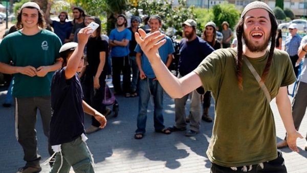 مستوطنون يعتدون على فلسطينيين بالضفة الغربية