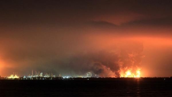 اصابة 20 شخصا بإنفجار تسبب بحريق هائل بمصفاة إندونيسية