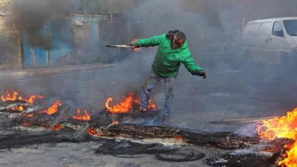 Lebanese protesting worse economic situation and currency falling