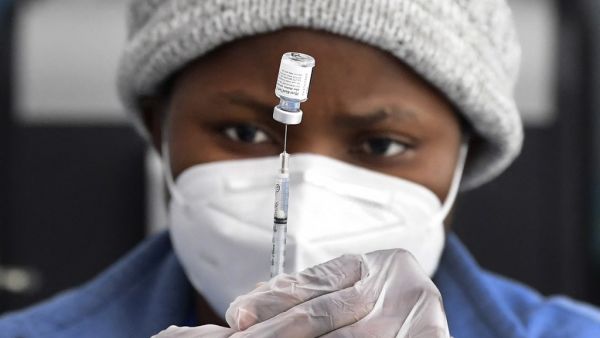 A nurse prepares the Pfizer Covid-19 vaccine in Los Angeles 