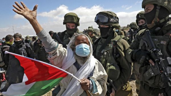 Palestinians and Israeli activists trying to block Route 60