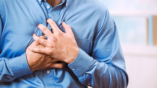 بدلا من رقائق البطاطس، من الأفضل لصحتك تناول وجبة خفيفة من الحمص وأعواد الخضار.