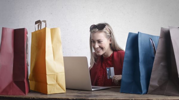كيف تصرف أموالك مثل الأثرياء دون أن تصبح مديوناً؟