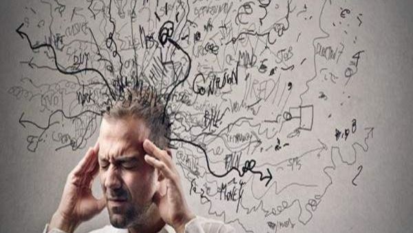 لا تجبر نفسك على التخلص من الأفكار السلبية من عقلك. هذا سيجعلك أكثر قلقًا وتوترا