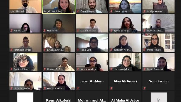 طلاب المرحلة الثانوية يتعرفون عن كثب على حياة طلاب الطب