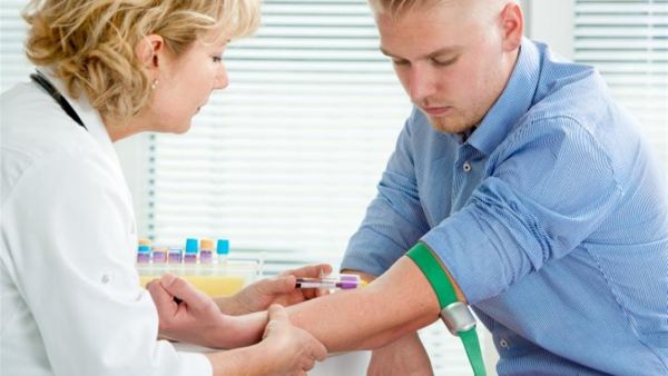 يعتقد أن فقر الدم الخبيث هو اضطراب في المناعة الذاتية يؤذي الخلايا الجدارية في المعدة