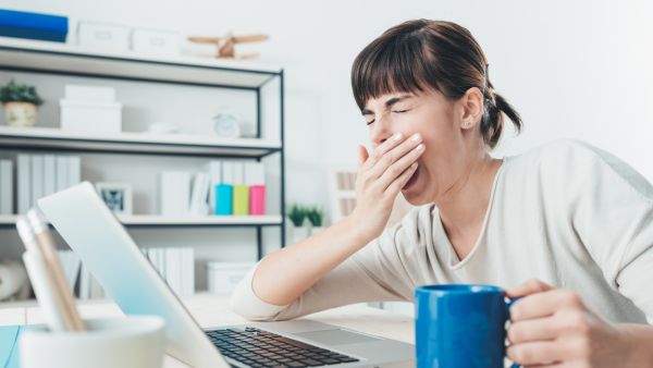 يستغرق البروتين وقتًا أطول للهضم والامتصاص. عندما تأكله مع الكربوهيدرات