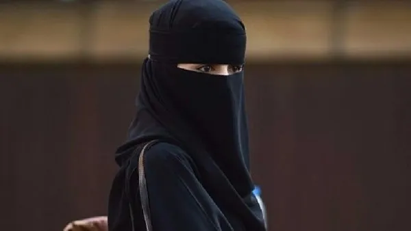امرأة منقبة