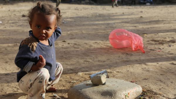 Kids, women living in the outdoors near Taiz city
