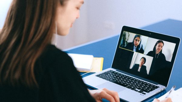 5 عبارات ذكية تجعلك محبوبًا في مكالمات الزووم