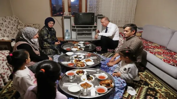 أردوغان وعقيلته ضيفان على مائدة إفطار مواطن تركي