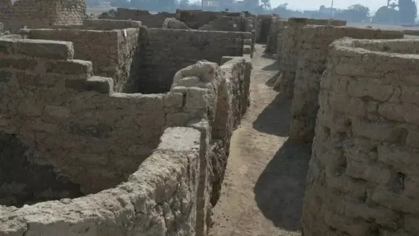 جدران من الطوب اللبن في المدينة التي تم الكشف عنها مؤخرا بمنطقة الأقصر جنوب مصر