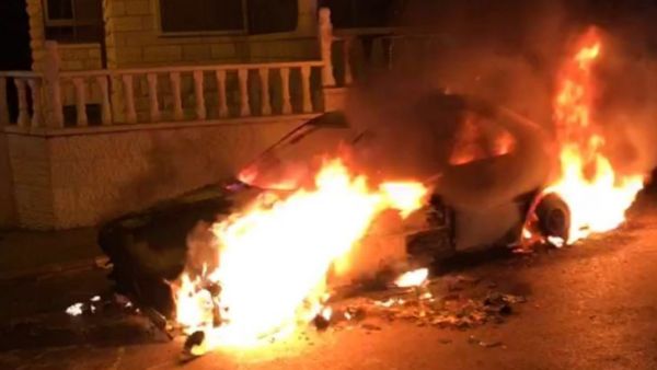 فلسطينيون يحرقون مركبة إسرائيلية قرب رام الله