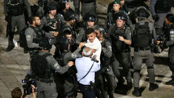 ودارت المواجهات وسط انتشار أمني مكثف للشرطة الإسرائيلية 