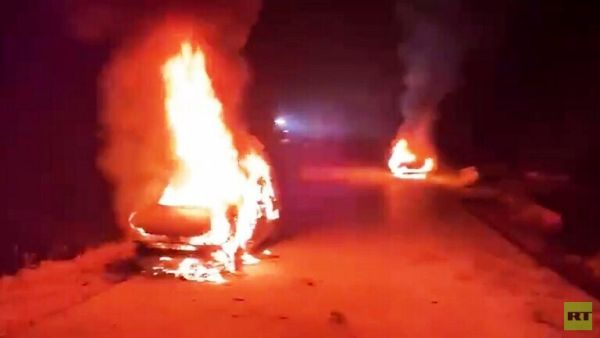 مستوطنون يحرقون 3 سيارات للفلسطينيين ويخطون شعارات عنصرية في القدس