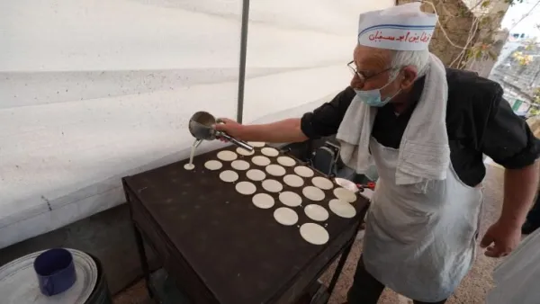 أبو سفيان.. أقدم صانع لـ "القطائف" في رام الله