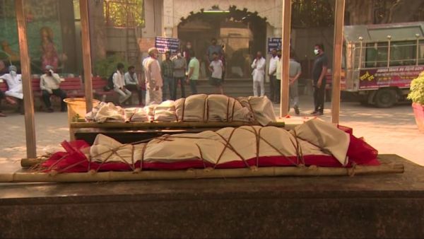 الهند.. طوابير طويلة لحرق جثث ضحايا كورونا 