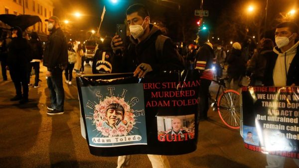 مئات يحتجون على قتل شرطة شيكاغو صبيا عمره 13 عاما