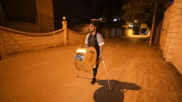 غزة.. مسحراتي بساق واحدة