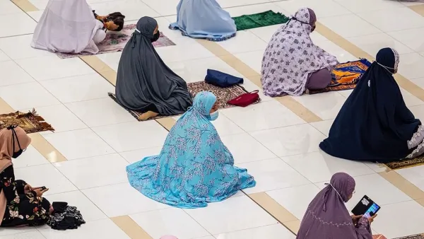 أول صلاة تراويح في مدينة بوتراجايا الماليزية مع بداية شهر رمضان لهذا العام في مسجد "توانكو ميزان زين العابدين".