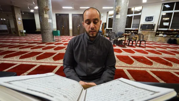 إمام أردني يقرأ القرآن داخل مسجد في عمان، الأردن
