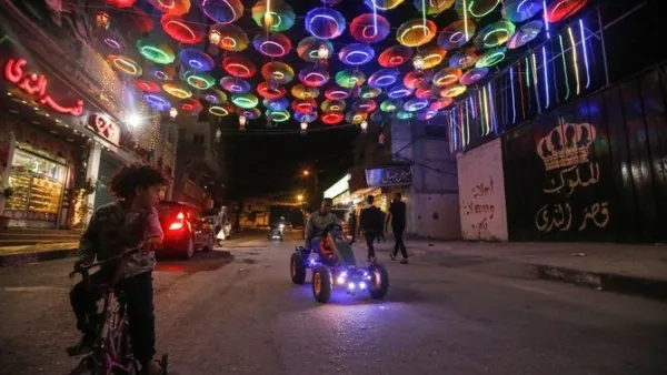 أطفالٌ فلسطينيون يلعبون في الشوارع في رمضان 2021 