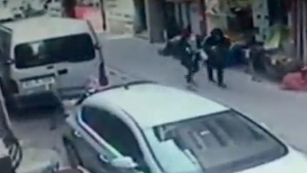 رجل يطعن زوجته في شارع عام بإسطنبول