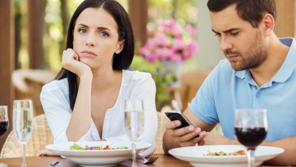 من ناحية أخرى، عندما يثق بك شريكك، فإنه يمنحك مساحة لتكون شخصًا خاصًا بك.