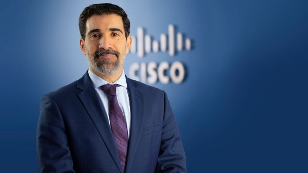 أسامة الزعبي، الرئيس التنفيذي للشؤون التكنولوجية لدى شركة سيسكو في الشرق الأوسط وشمال أفريقيا سيسكو تمنح العملاء إمكانية الوصول للمزيد من المعلومات الخاصة بالتطبيقات والإنترنت