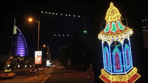 أضواء وديكورات الشهر الفضيل تزين شوارع دبي