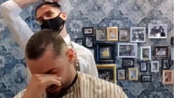 حلاّق يتضامن مع صديقه المصاب بالسرطان بحلق شعره