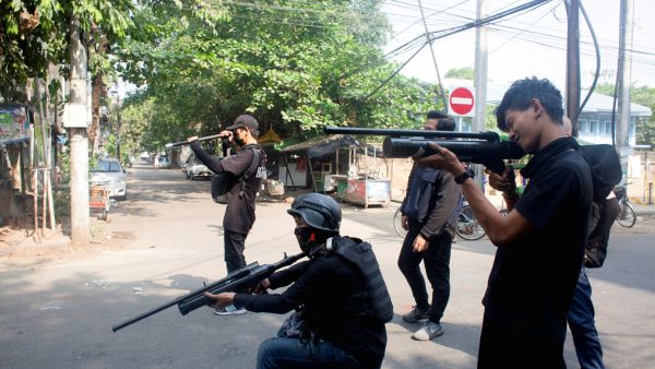 عناصر من أمن ميانمار