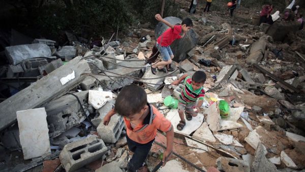  الطائرات الإسرائيلية دمرت 3 عمارات سكنية في حي الرمال غرب مدينة غزة