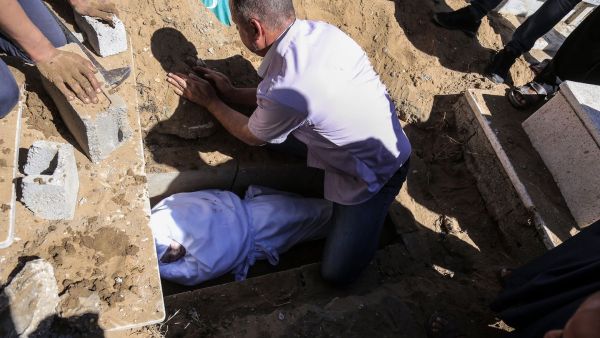 فلسطيني يدفن ابنه اخية الطفلة 3 سنوات