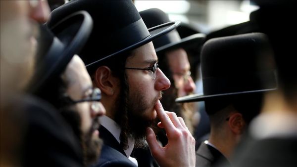  طواقم الإسعاف أكدت وفاة شخصين في المكان وأن هناك من 10-12 شخصا مصابون