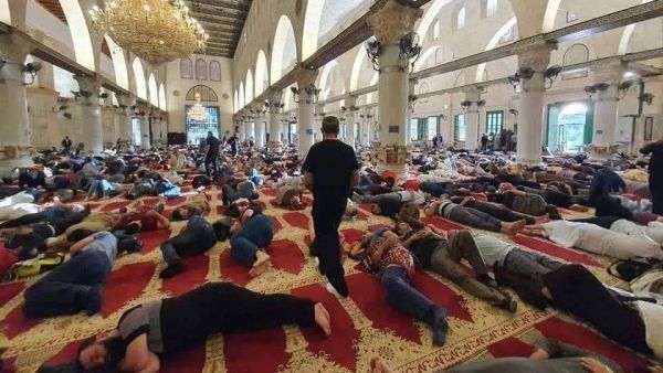 المرابطون باتو ليلتهم في الاقصى المبارك