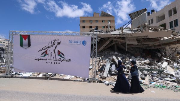 King checks on needs of opening a Jordanian field hospital in Gaza Strip.